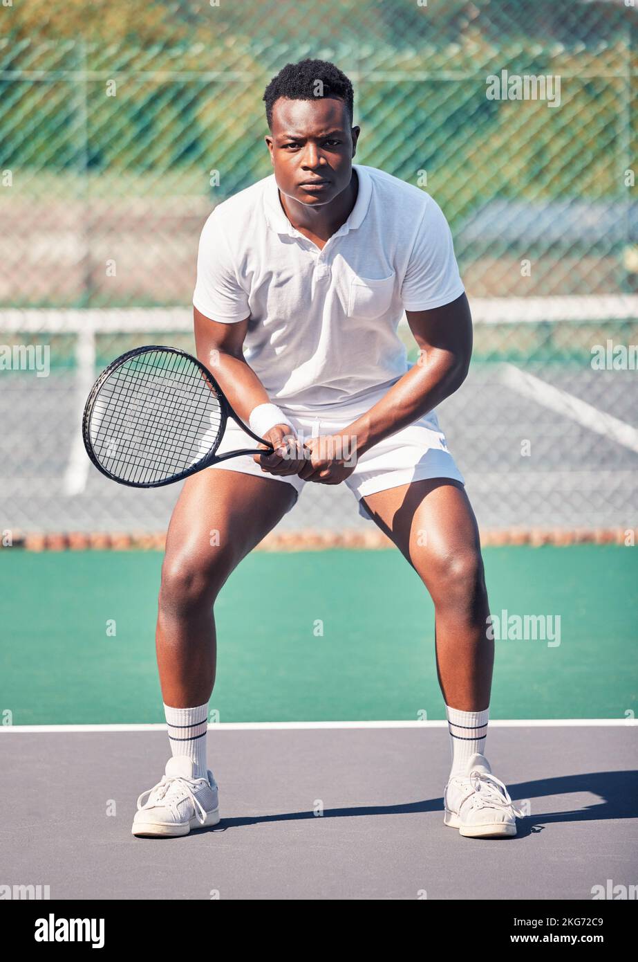 Tennis, sport et homme noir en portrait pour le jeu, la compétition et l'entraînement avec foyer, puissance et énergie bien-être. Forte, athlète et fitness africaine Banque D'Images