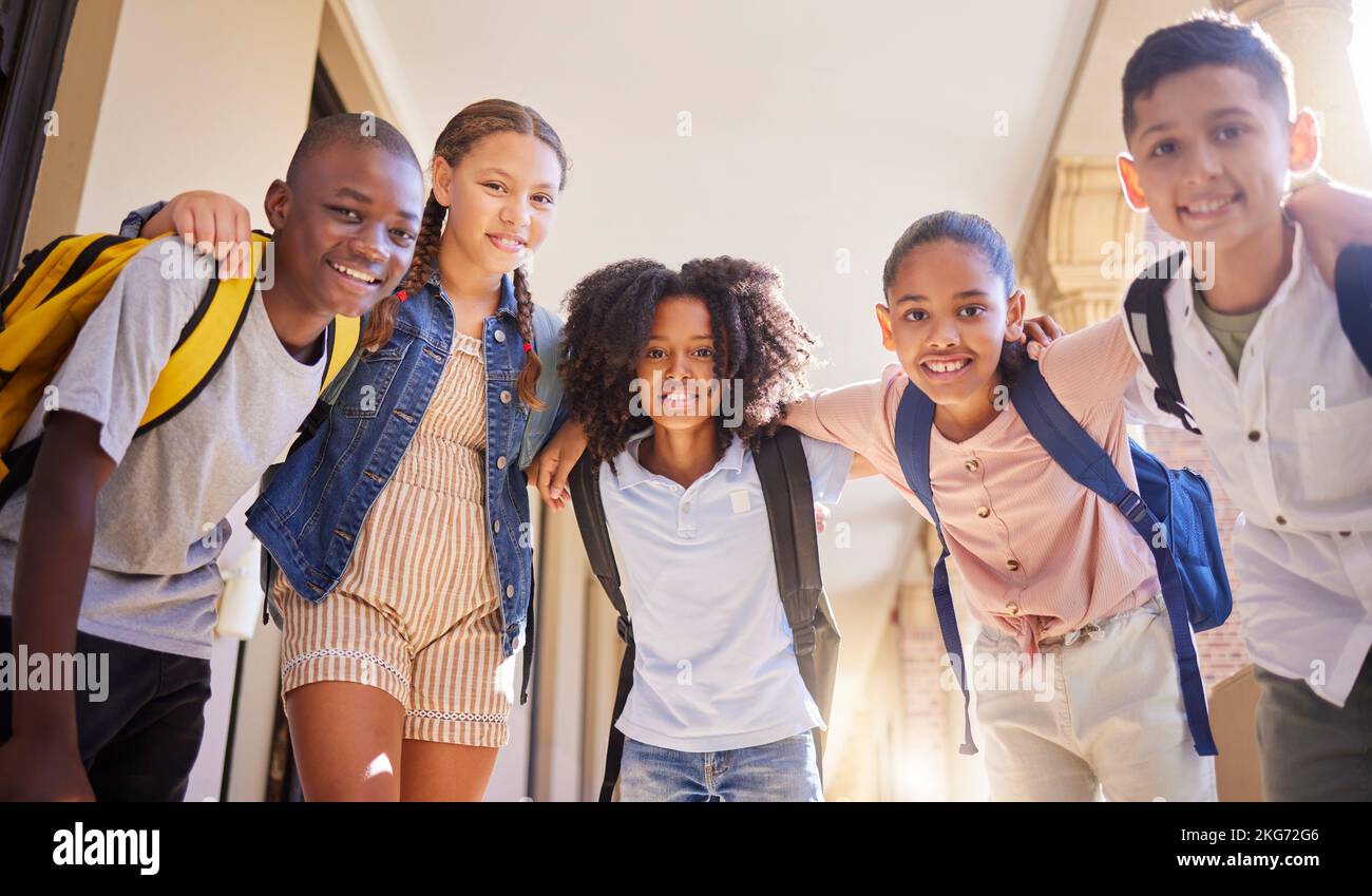 Les amis de l'école, les élèves et le groupe pour l'éducation à l'école secondaire, couloir et campus. Portrait de la diversité, heureux et gen z jeunes adolescents Banque D'Images