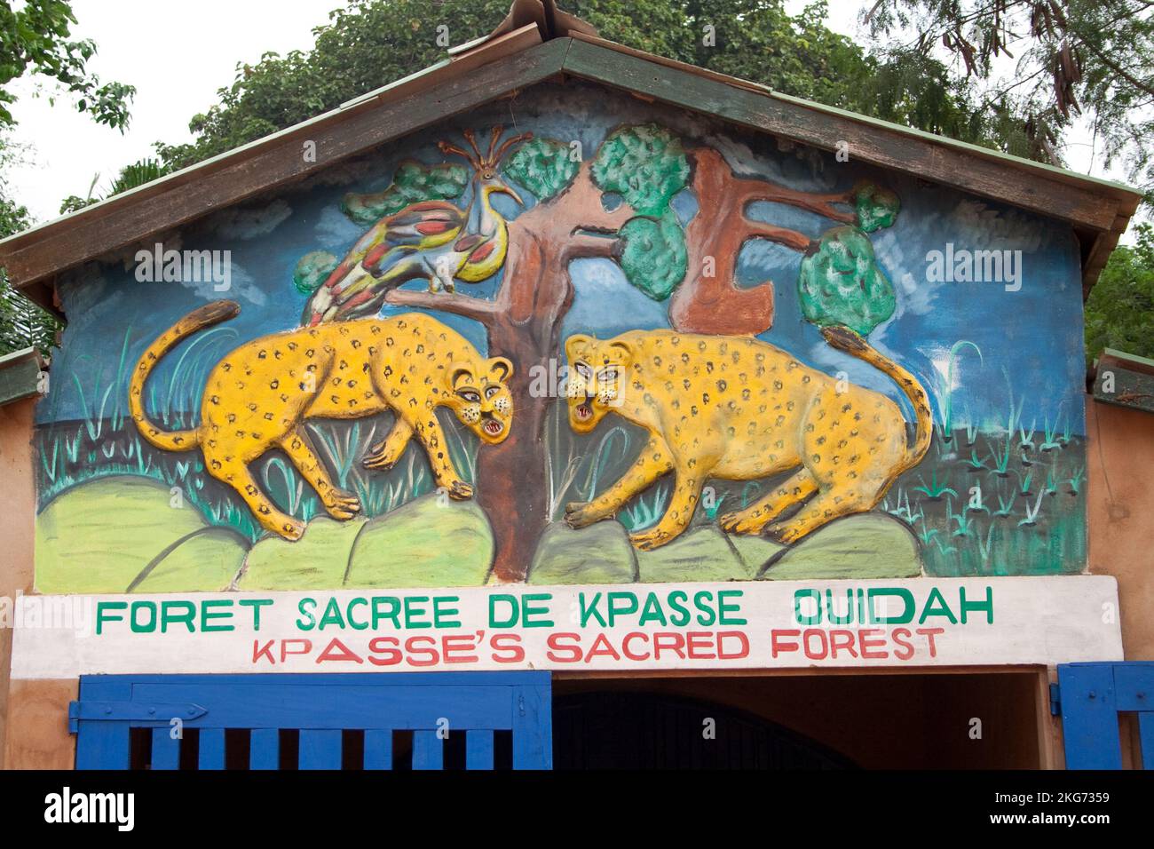 Entrée à la forêt sacrée de Kpasse, Ouidah, Bénin Banque D'Images