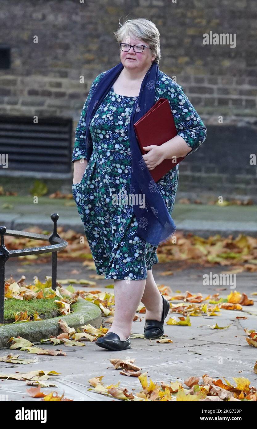 La secrétaire à l'Environnement, Thérèse Coffey, arrive à Downing Street, à Londres, avant une réunion du Cabinet. Date de la photo: Mardi 22 novembre 2022. Banque D'Images