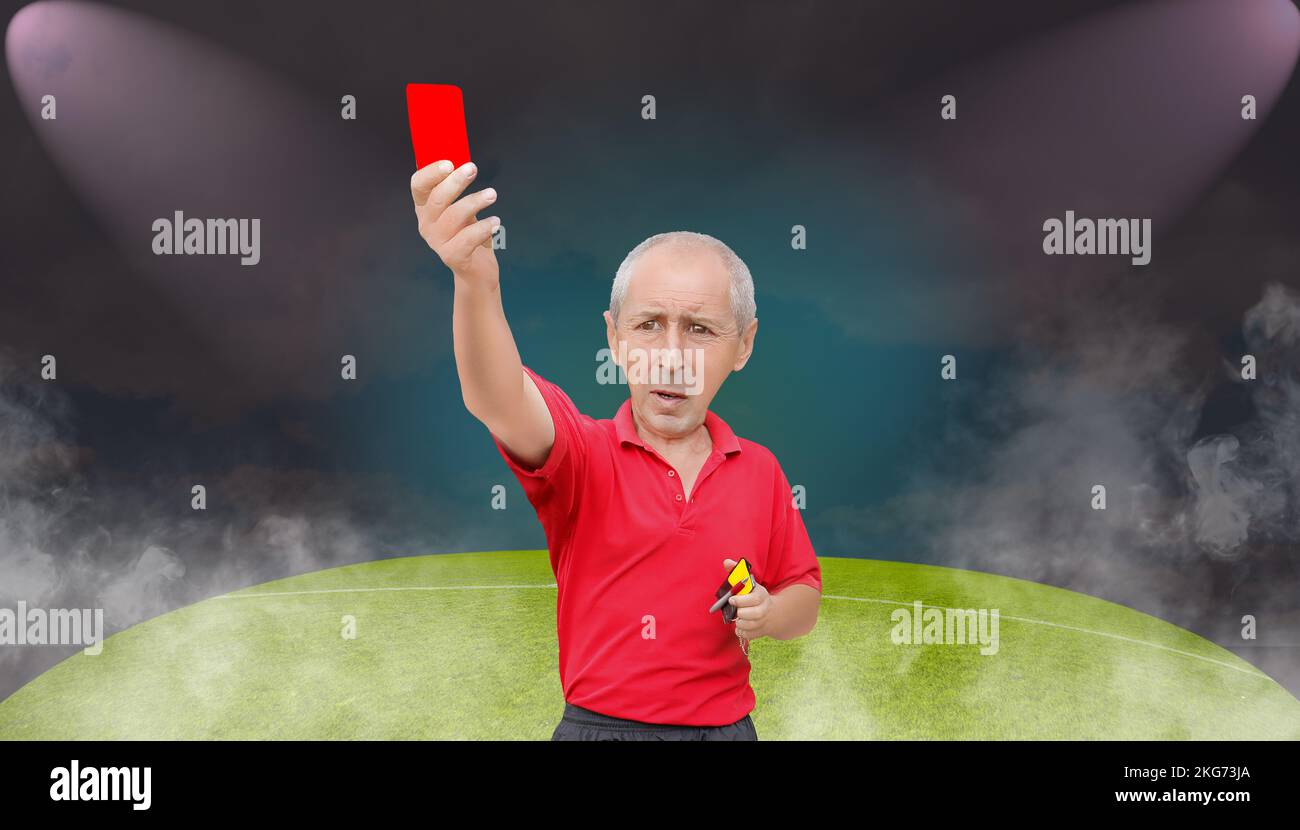 arbitre de football montrant une carte rouge Banque D'Images