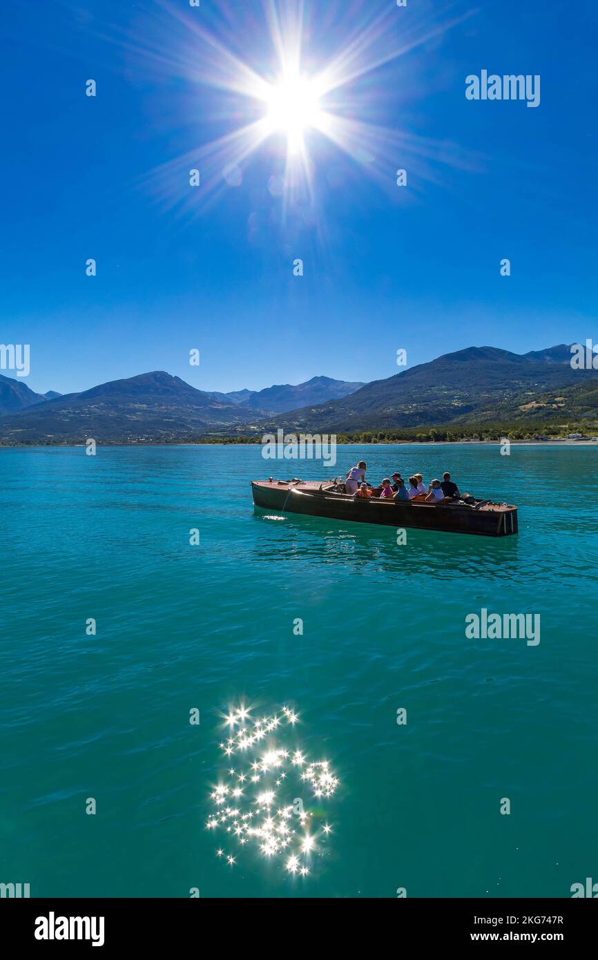 France. Hautes-Alpes (05) Lac de serre-Poncon. Savines-le-Lac. Croisière sur le lac de serre-Poncon, hors-bord en bois (acajou) Banque D'Images