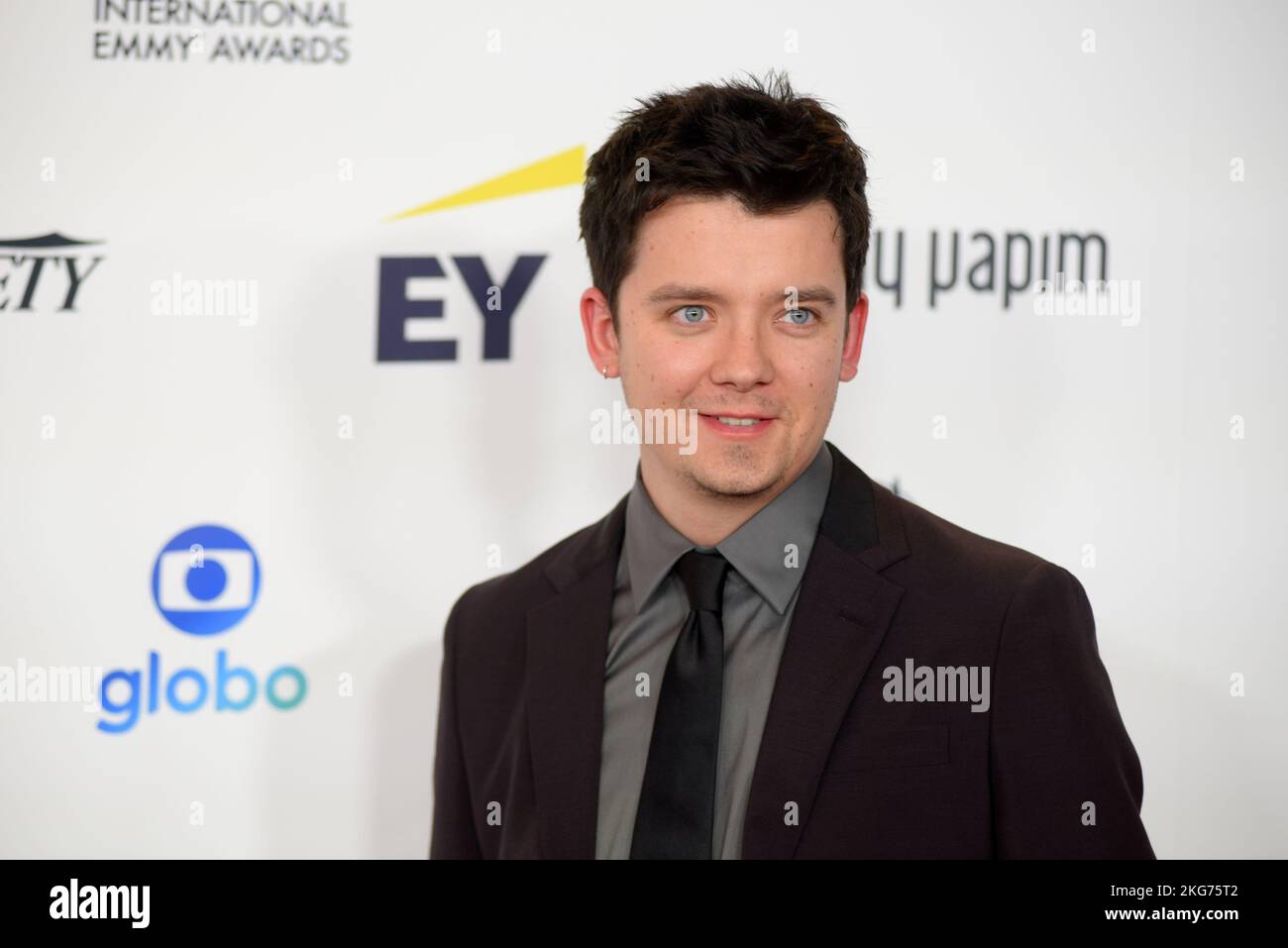 ASA Butterfield marchant sur le tapis rouge aux International Emmy Awards au New York Hilton de New York, NY, on 21 novembre 2022. (Photo par Efren Landaos/Sipa USA) Banque D'Images