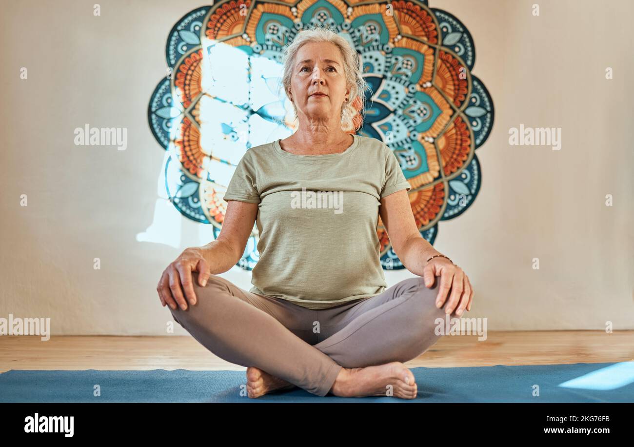 Yoga, méditation et fitness femme senior sur le sol pour le bien-être du corps, la pleine conscience et la paix retraite style de vie dans le studio d'entraînement créatif. Spirituel Banque D'Images