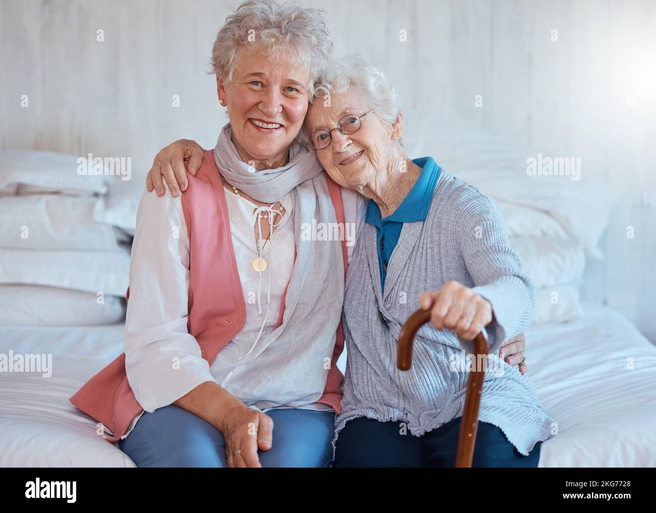 Amis âgés, portrait et sourire heureux, câlin et soutien sur un lit dans une maison de retraite, amour et soins. Femmes âgées, bonheur et connexion Banque D'Images