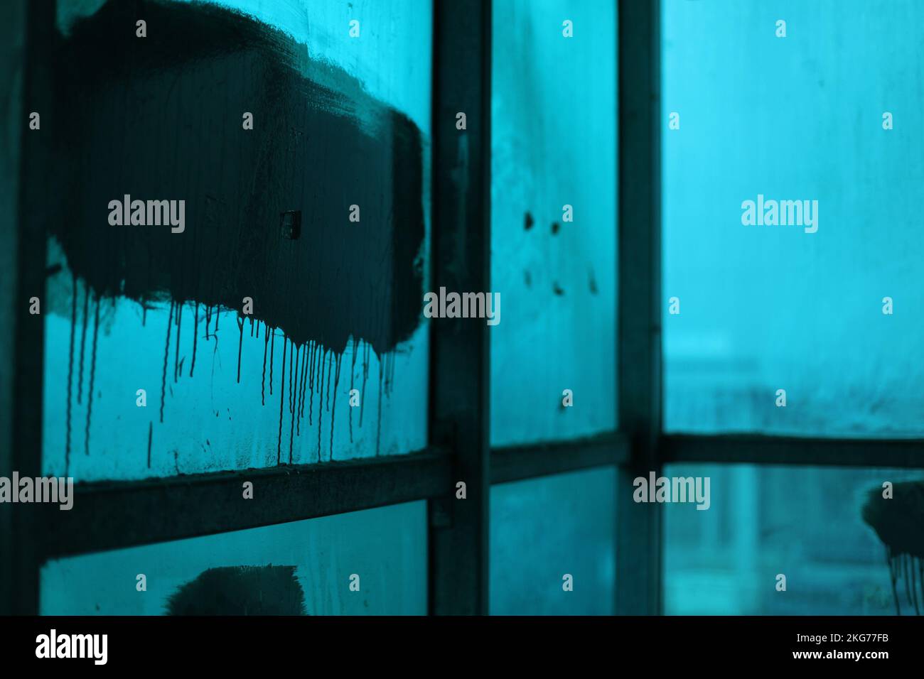 Vandalisme sur le mur. La peinture Graffiti s'évacue. Surface endommagée. Peint sur l'inscription. Détails Graffiti. Banque D'Images