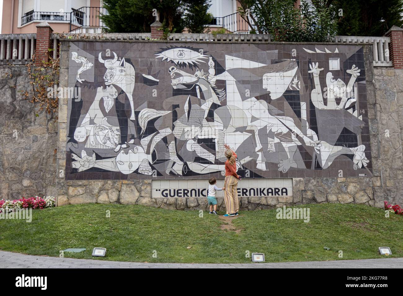 GUERNICA, ESPAGNE-7 AOÛT 2021: Le mur en carreaux de Gernika (Espagne) revendique 'Guernica' Gernikara, 'la Guernica (peinture) à Gernika.' Banque D'Images