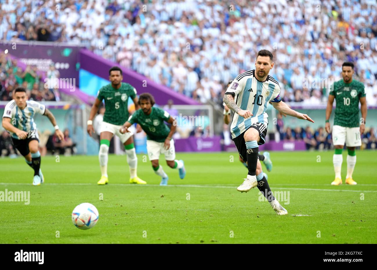 Lionel Messi, de l'Argentine, marque le premier but de son équipe lors du match du groupe C de la coupe du monde de la FIFA au stade Lusail, Lusail, Qatar. Date de la photo: Mardi 22 novembre 2022. Banque D'Images
