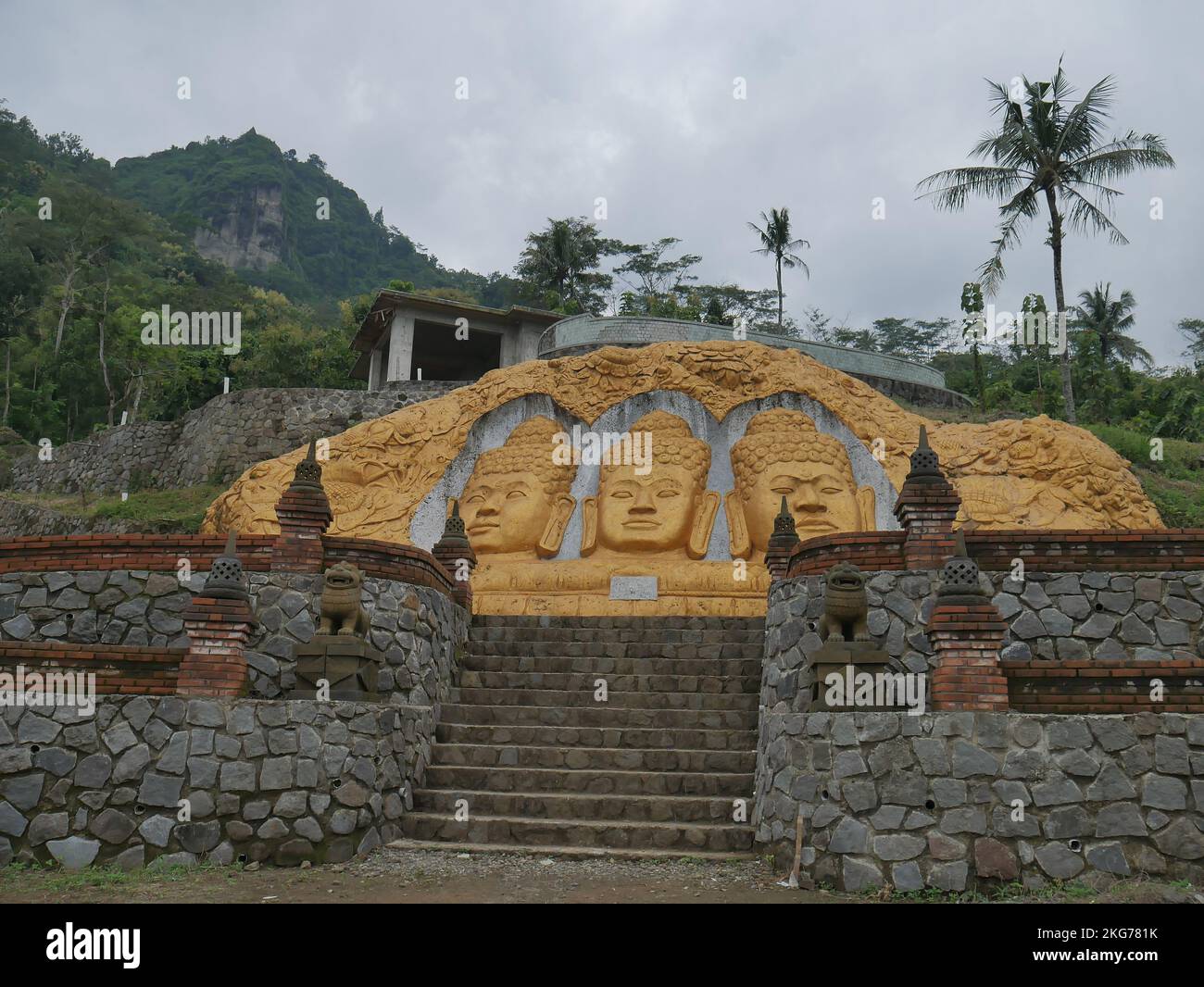 Statue de la tête de Bouddha sur la colline du menoreh Banque D'Images