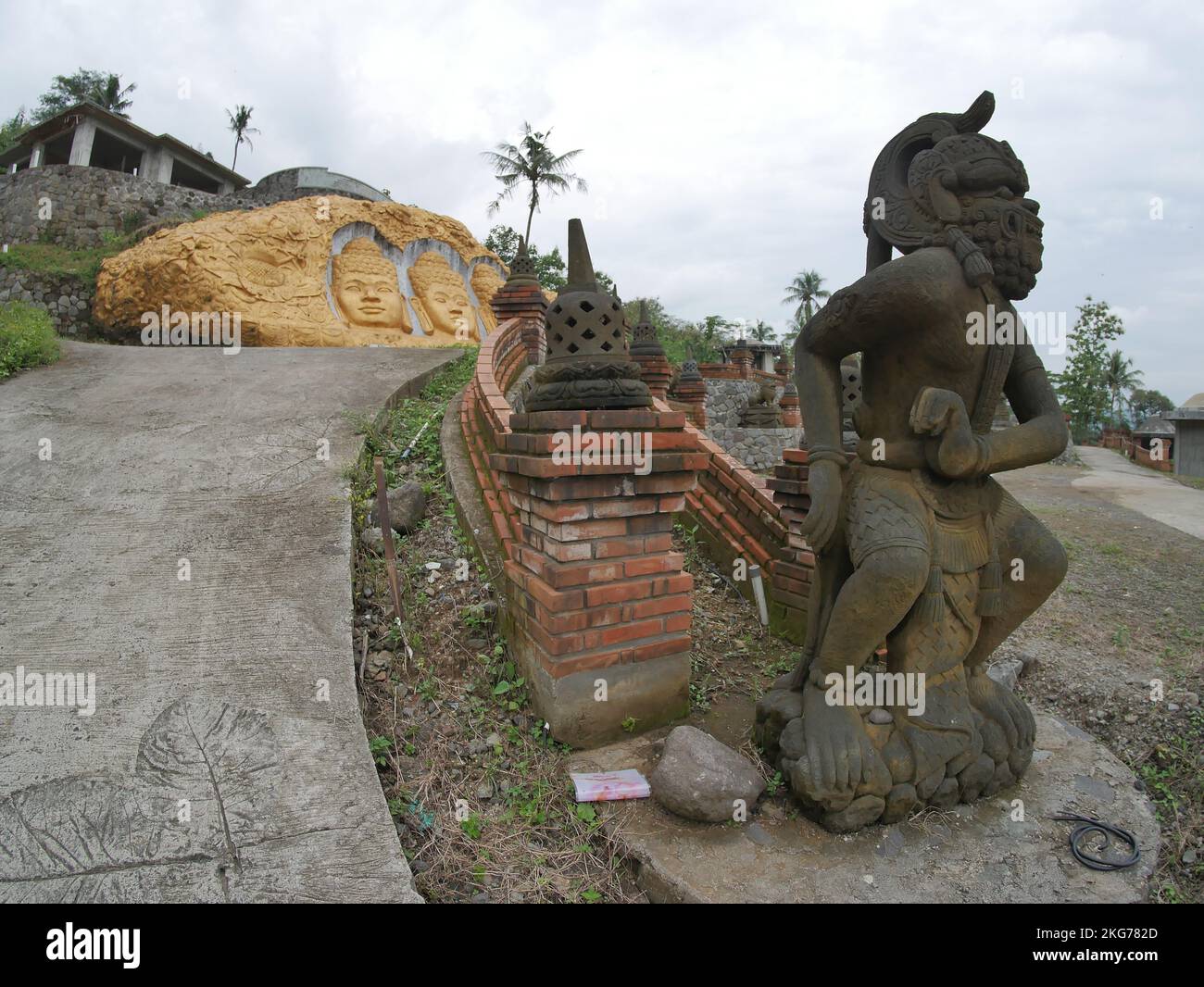 Statue de la tête de Bouddha sur la colline du menoreh Banque D'Images