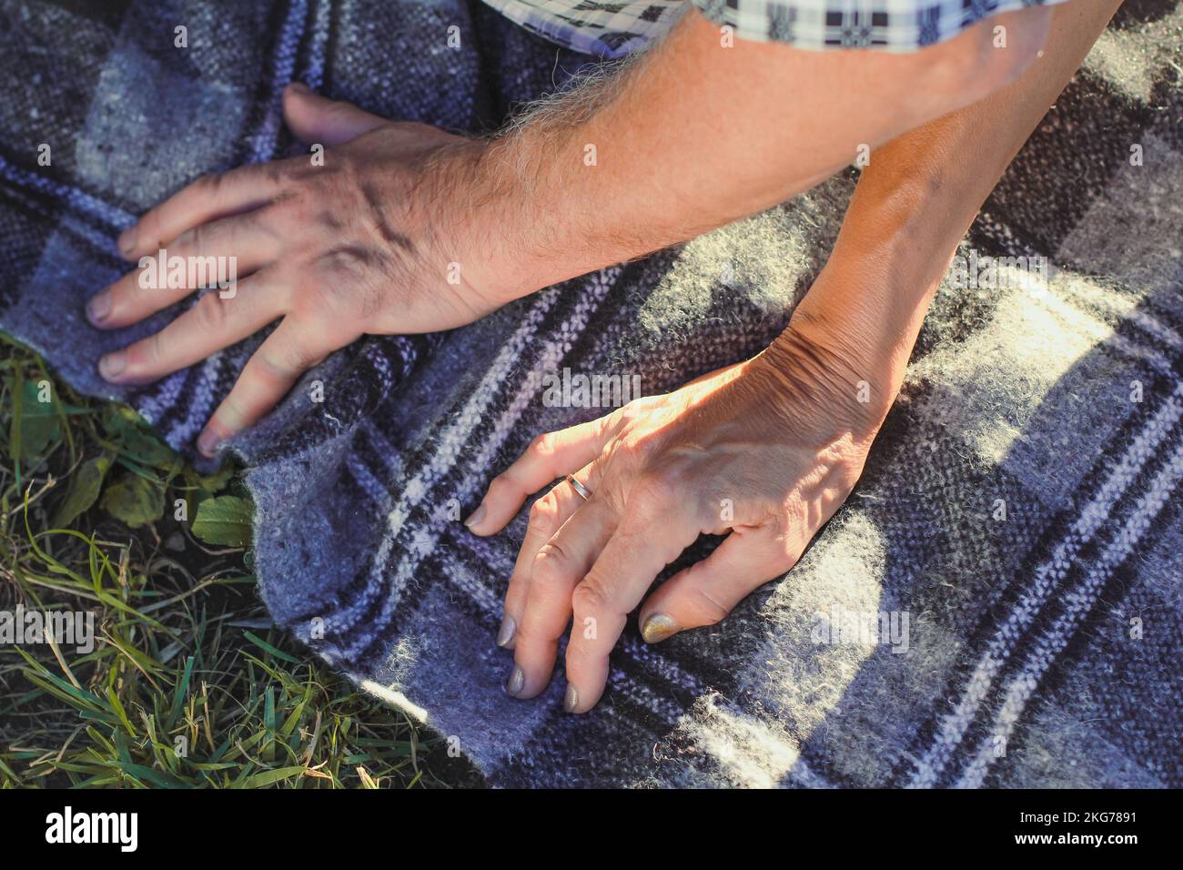 Gros plan sur la photo de concept des mains de sexe féminin et masculin Banque D'Images