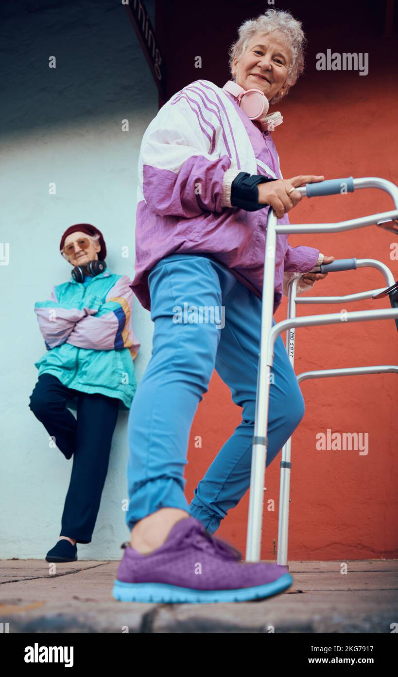 Portrait de mode, de vieilles femmes et d'amis en ville sur un mur bleu et rouge avec une veste vintage élégante et des chaussures design basse angle. Cadre de marche rétro Banque D'Images
