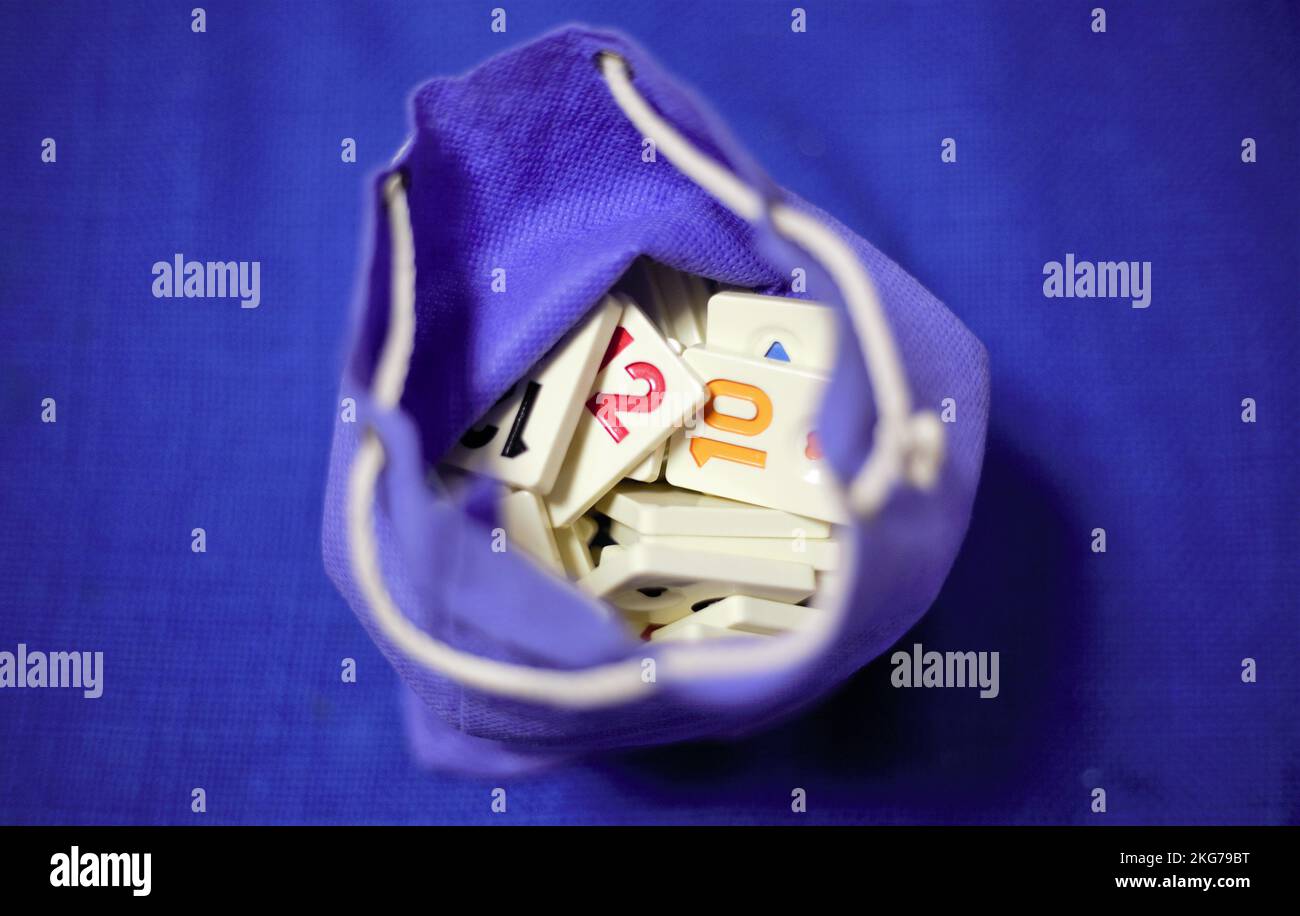 Morceaux de jeu de Rummy dans le sac. Numéros : 10, 12 Banque D'Images