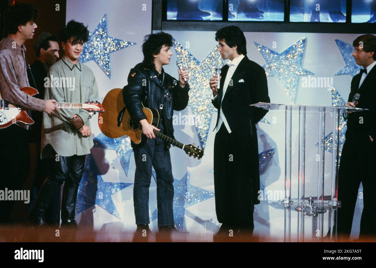 Jean-Luc Lahaye et le groupe Indochine sur le set de la série télévisée "Lahaye d'honneur" sur TF1 le 1 janvier 1988 Banque D'Images