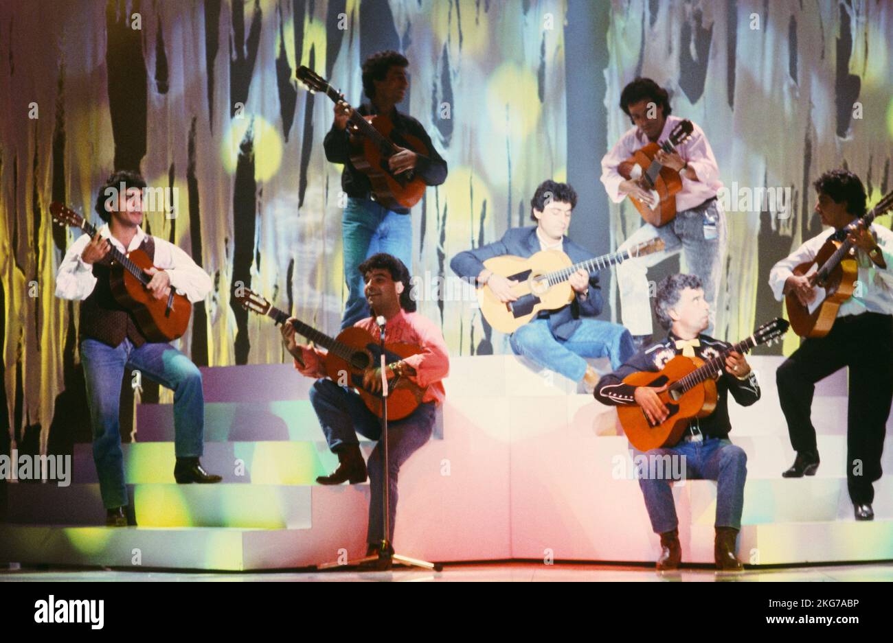 Le groupe de Gypsy Kings sur le set de la série télévisée "Lahaye d'honneur" le 2 octobre 1987 sur TF1 Banque D'Images