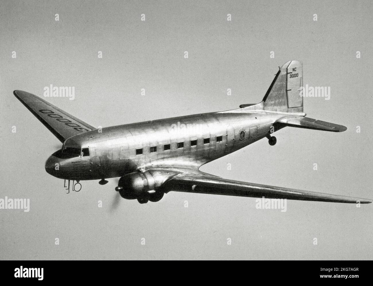 L'avion de transport à deux hélices DC-3A de Douglas américain en vol. 1941 Banque D'Images