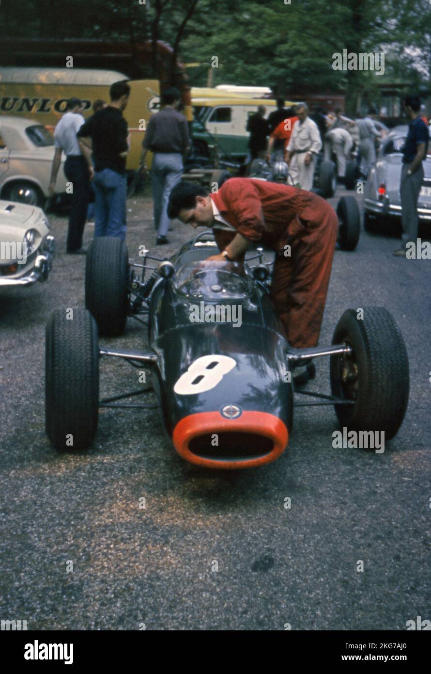 Grand Prix de France 1964 sur le circuit Rouen-les-Essarts : mécanicien effectuant les derniers ajustements au BRM P261 du pilote britannique Graham Hill (#8) de l'Owen Racing Organization. 28 juin 1964 Banque D'Images
