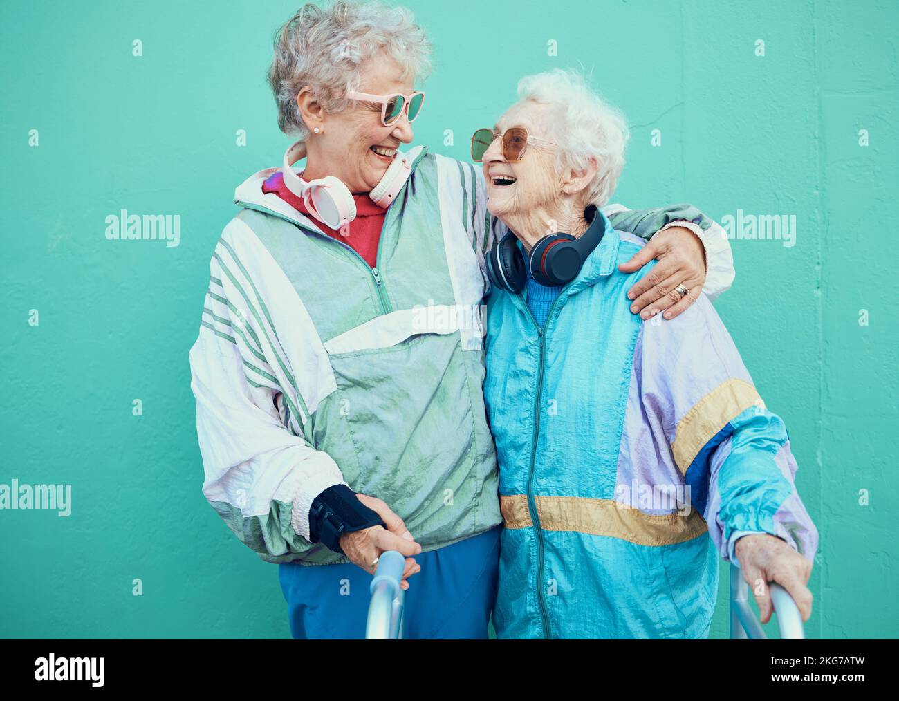 Amis, funky et retraite avec une femme senior paire en plein air sur un fond vert mur. Heureux, tendance et de la mode avec une femme mature et Banque D'Images