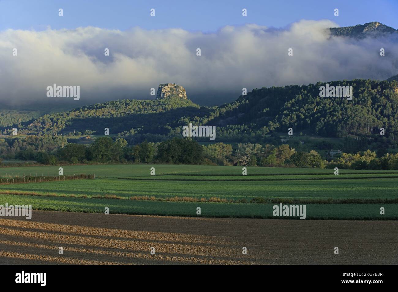 France, Drôme, Saou, le rocher d'Eurre et un nuage de brouillard matinal Banque D'Images