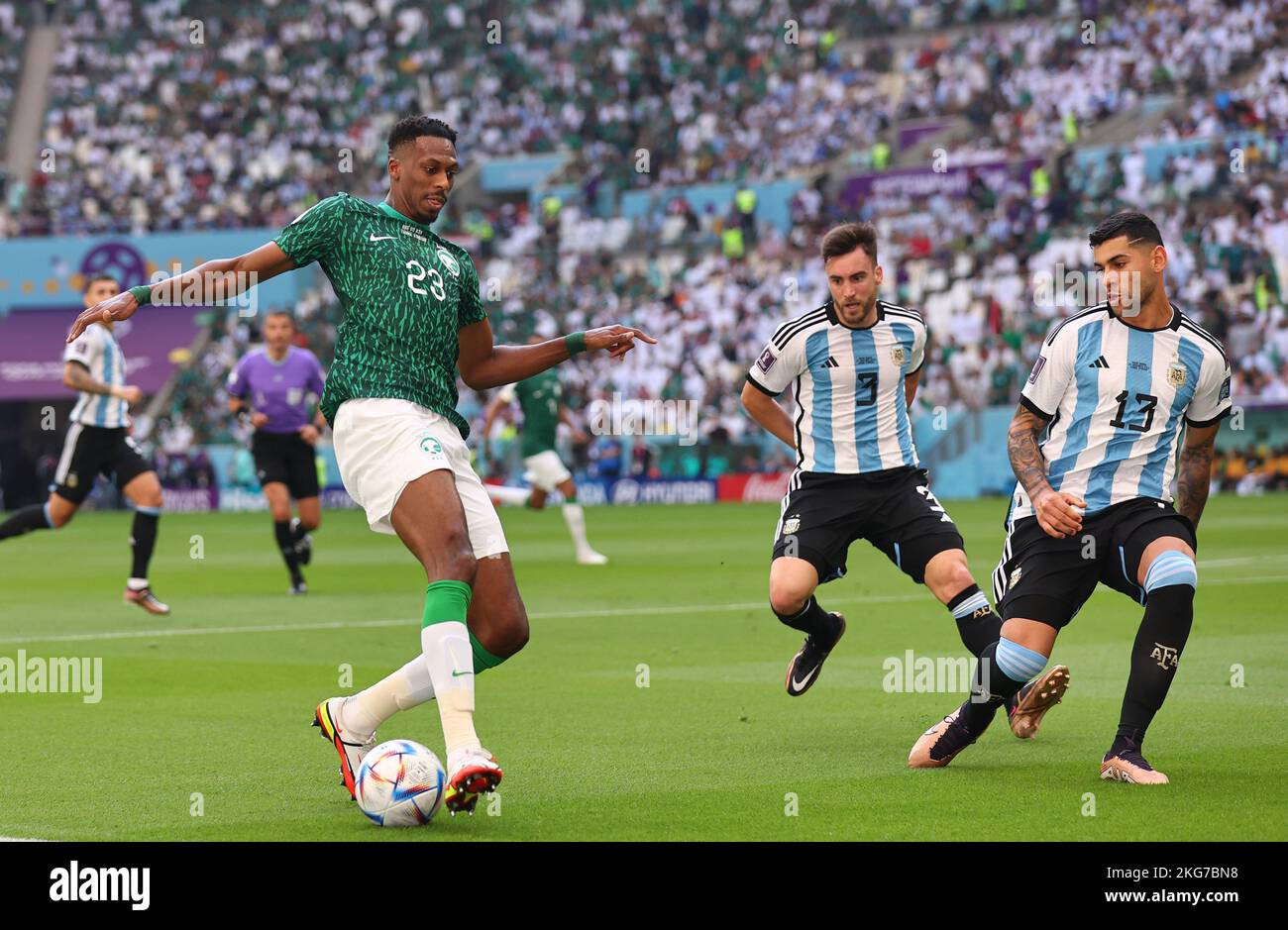 Doha, Qatar. 22nd novembre 2022. Mohammed Kanno, d'Arabie Saoudite, exerce une pression sur Cristian Romero, d'Argentine, lors du match de la coupe du monde de la FIFA 2022 au stade Lusail, à Doha. Le crédit photo devrait se lire: David Klein/Sportimage crédit: Sportimage/Alay Live News Banque D'Images