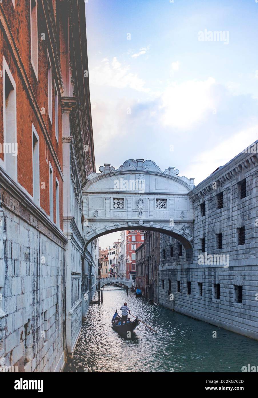 Vue sur le pont de soupir depuis les symboles de Venise Banque D'Images