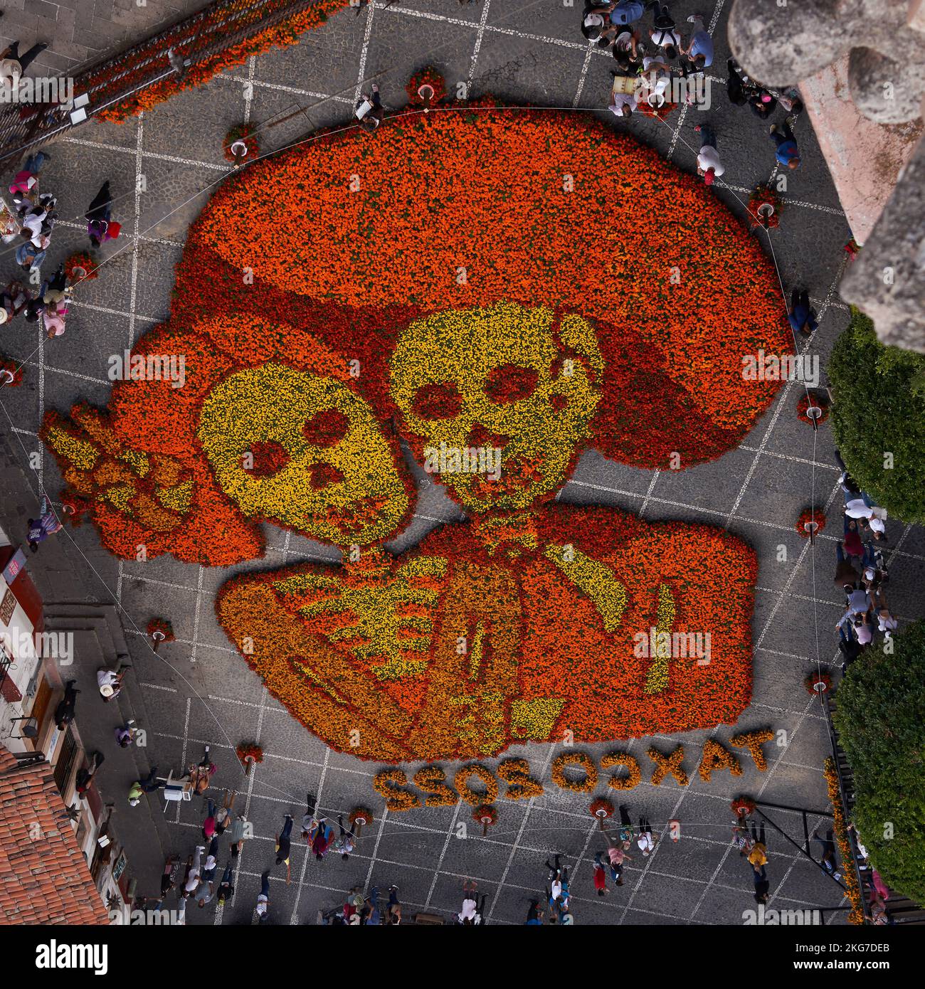 Taxco 2022 Dias de Los Muertos Floreal composition vue de l'image miroir de la tour Bell photo. Banque D'Images