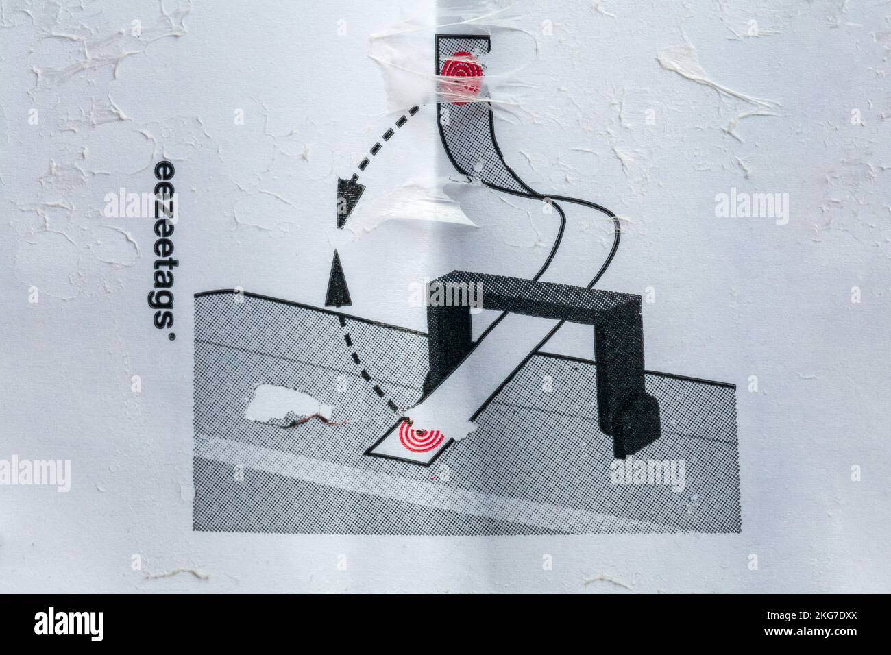 Instructions au dos de l'étiquette de bagage de BA British Airways pour le dépôt de bagages indiquant comment aligner les points pour coller l'étiquette solidement sur les bagages Banque D'Images