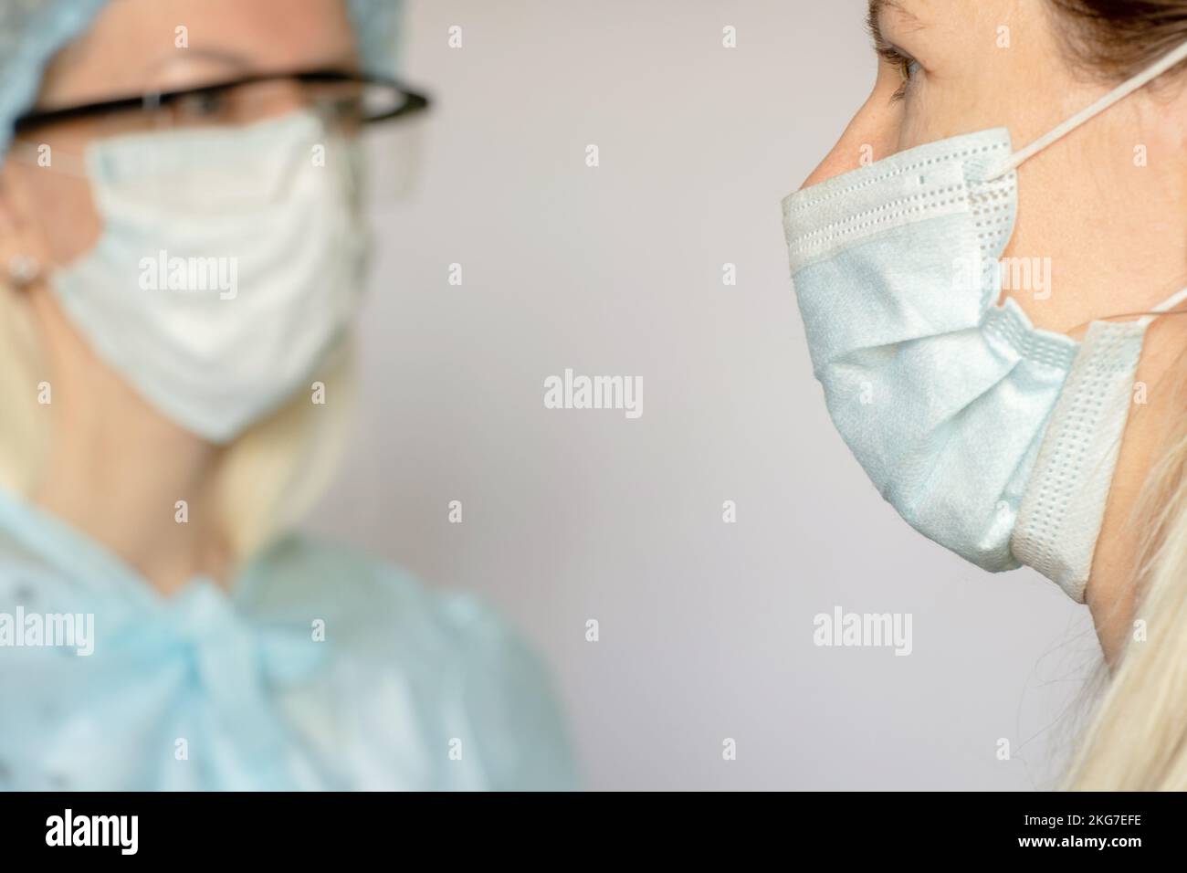 médecin fille dans un masque médical sur fond blanc, un travailleur médical sur fond isolé Banque D'Images