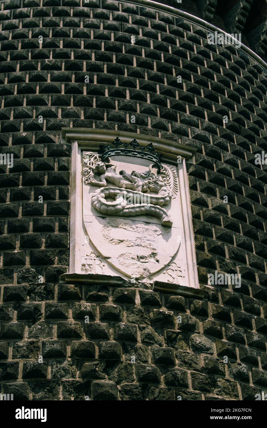 Un cliché vertical des armoiries de la famille noble de Visconti sur le mur du château de Sforza à Milan, en Italie Banque D'Images