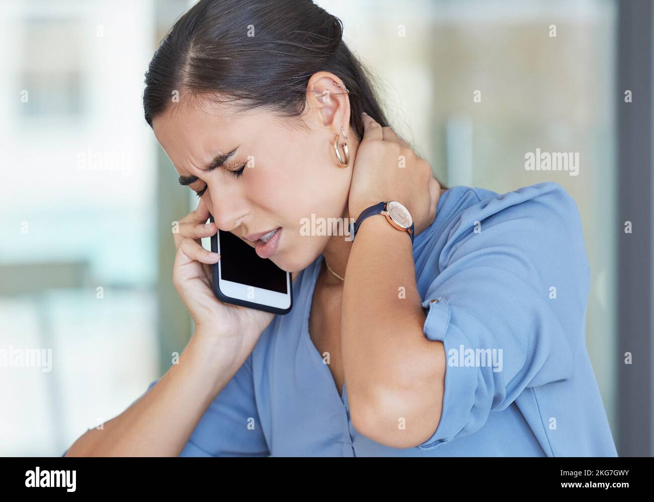 Douleur au cou, smartphone et femme d'affaires au téléphone de télésanté appellent pour obtenir des conseils sur la fatigue, l'épuisement et les soins de santé dans le milieu de travail de bureau. Triste, douleur musculaire Banque D'Images