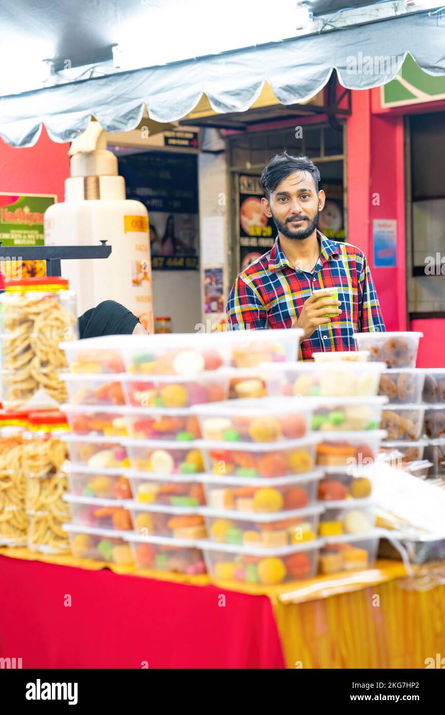 L'homme d'affaires local vend des bonbons indiens assortis ou du mithai pendant le festival Deepavali ou Diwali au marché. Banque D'Images