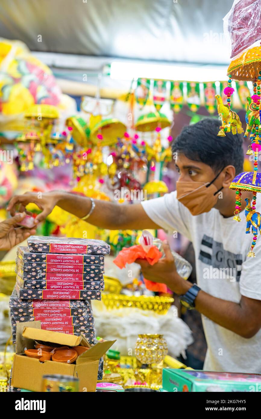 Brickfields, Malaisie - 22 octobre 2022 achat d'accessoires pour Diwali ou Deepavali, le principal festival des Hindous dans la ville de Little India à Kuala Lumpur. Banque D'Images