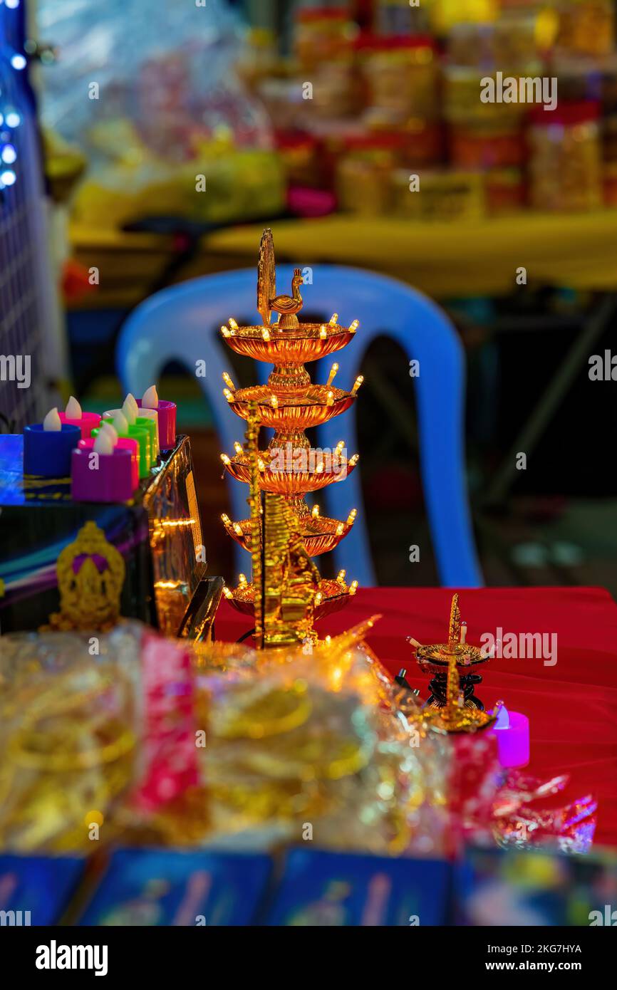 Diya or indien ou lampe à huile. Élément traditionnel de cérémonies rituelles et religieuses pour la vente pendant le festival Deepavali ou Diwali. Banque D'Images