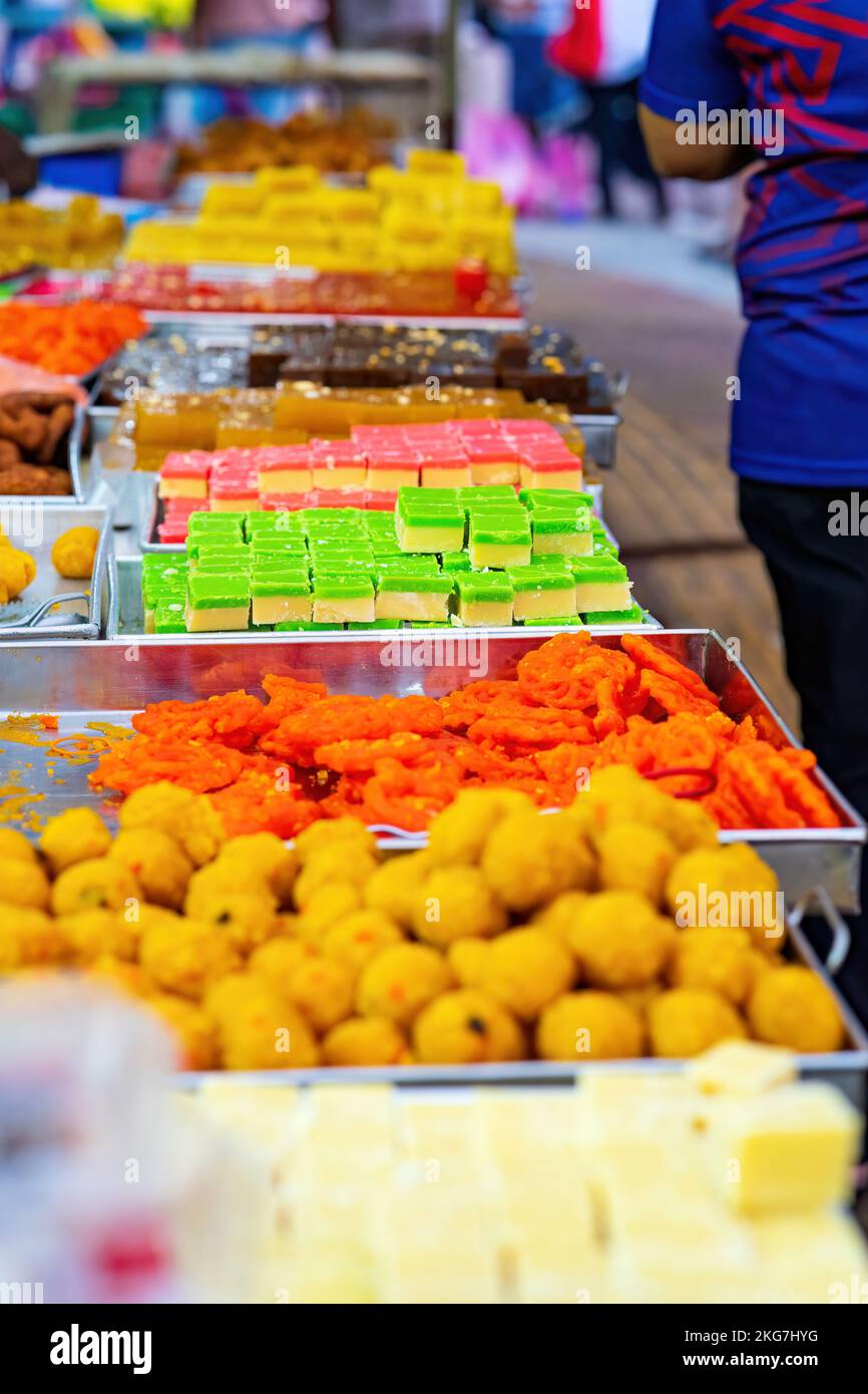 Bonbons indiens assortis ou mithai à vendre pendant le festival Deepavali ou Diwali au marché. Banque D'Images