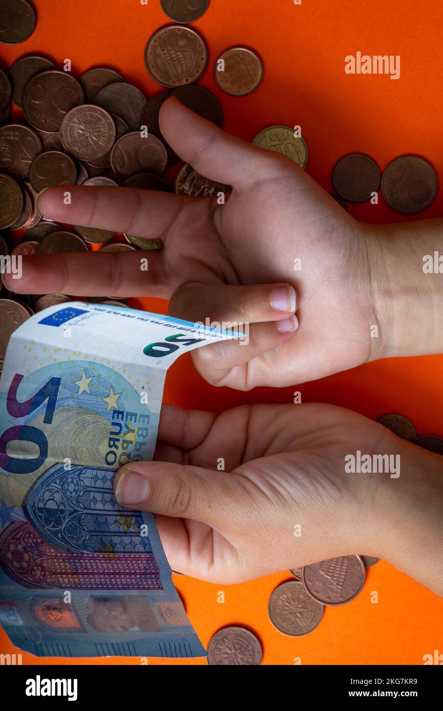 enfant comptant avec ses doigts et portant une facture Banque D'Images enfant comptant avec ses doigts et portant une facture Banque D'Images