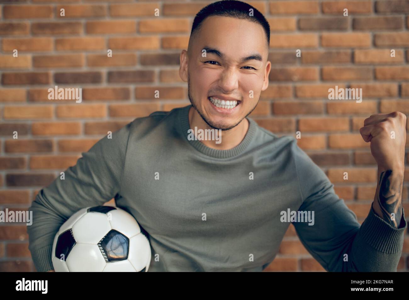 Joyeux footballeur qui fait un geste de célébration avant la caméra Banque D'Images