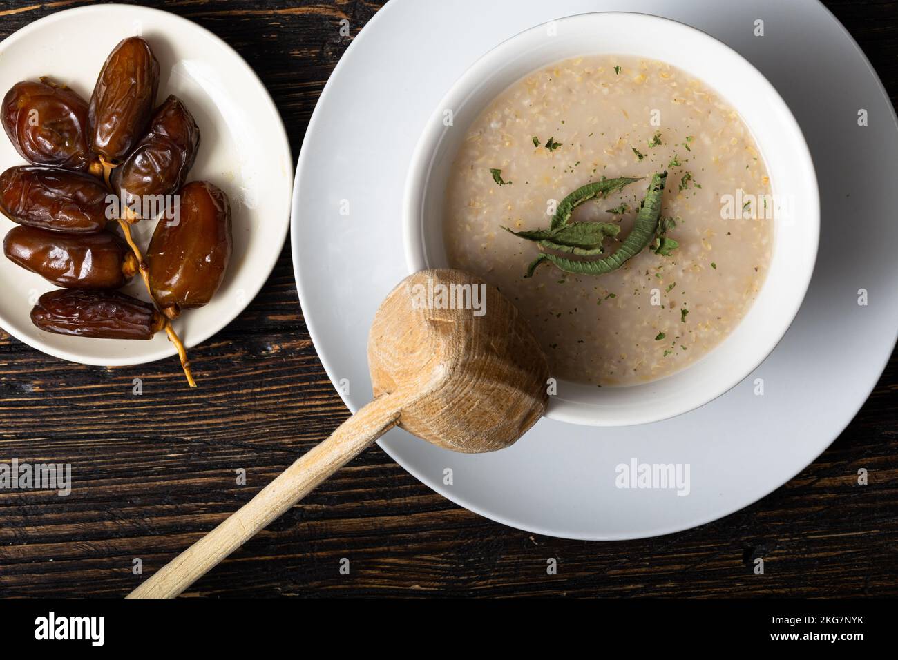 Vue de dessus d'un belboula marocain traditionnel, soupe à la crème d'orge à la date séchée Banque D'Images Vue de dessus d'un belboula marocain traditionnel, soupe à la crème d'orge à la date séchée Banque D'Images