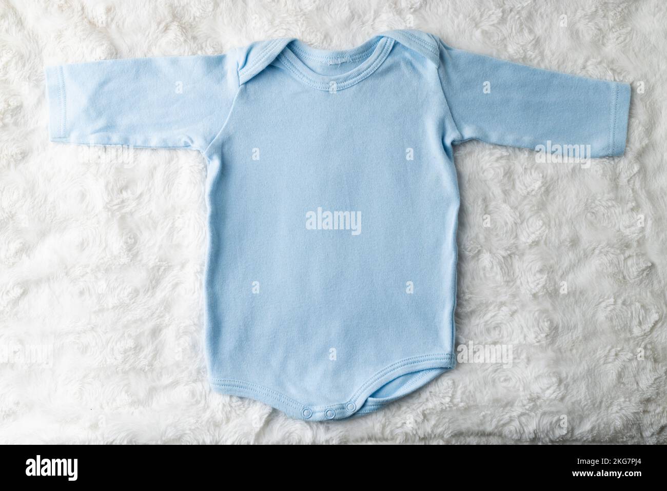 Gros plan des vêtements de bébé sur fond blanc Banque D'Images