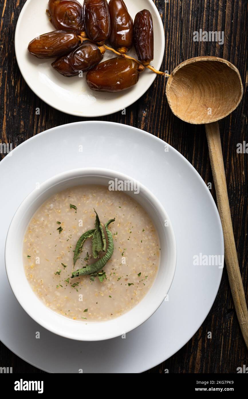 Vue de dessus d'un belboula marocain traditionnel, soupe à la crème d'orge à la date séchée Banque D'Images Vue de dessus d'un belboula marocain traditionnel, soupe à la crème d'orge à la date séchée Banque D'Images