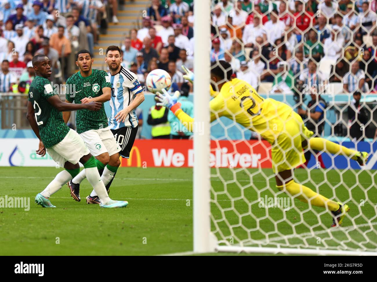 Doha, Qatar. 22nd novembre 2022. Mohammed Alowais, d'Arabie Saoudite, sauve un titre de Lionel Messi, d'Argentine, lors du match de la coupe du monde de la FIFA 2022 au stade Lusail, Doha. Le crédit photo devrait se lire: David Klein/Sportimage crédit: Sportimage/Alay Live News Banque D'Images