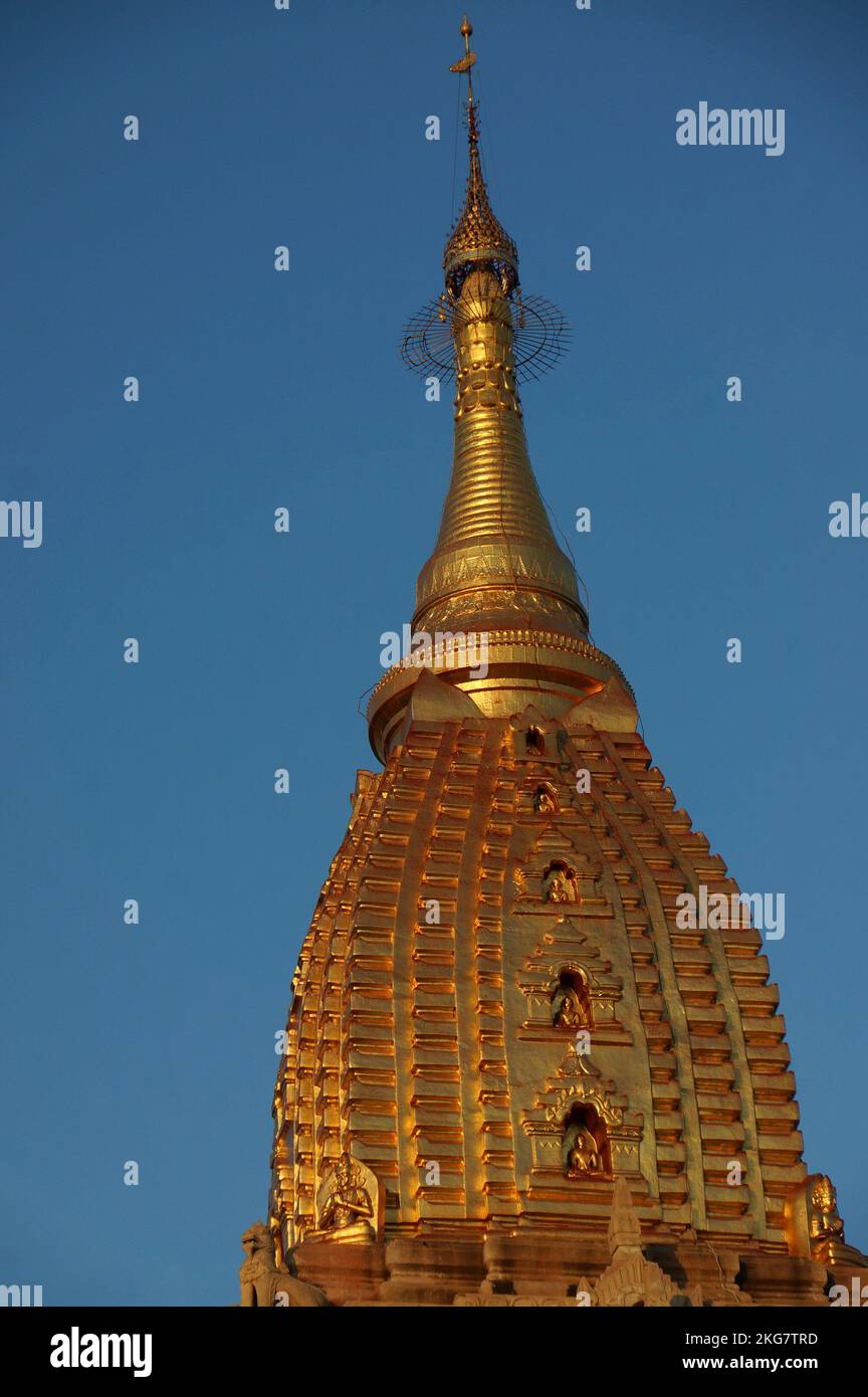 Le shikhara doré du temple Ananda, temple bouddhiste de l'ancienne ville de Bagan, site classé au patrimoine mondial de l'UNESCO en Birmanie Banque D'Images