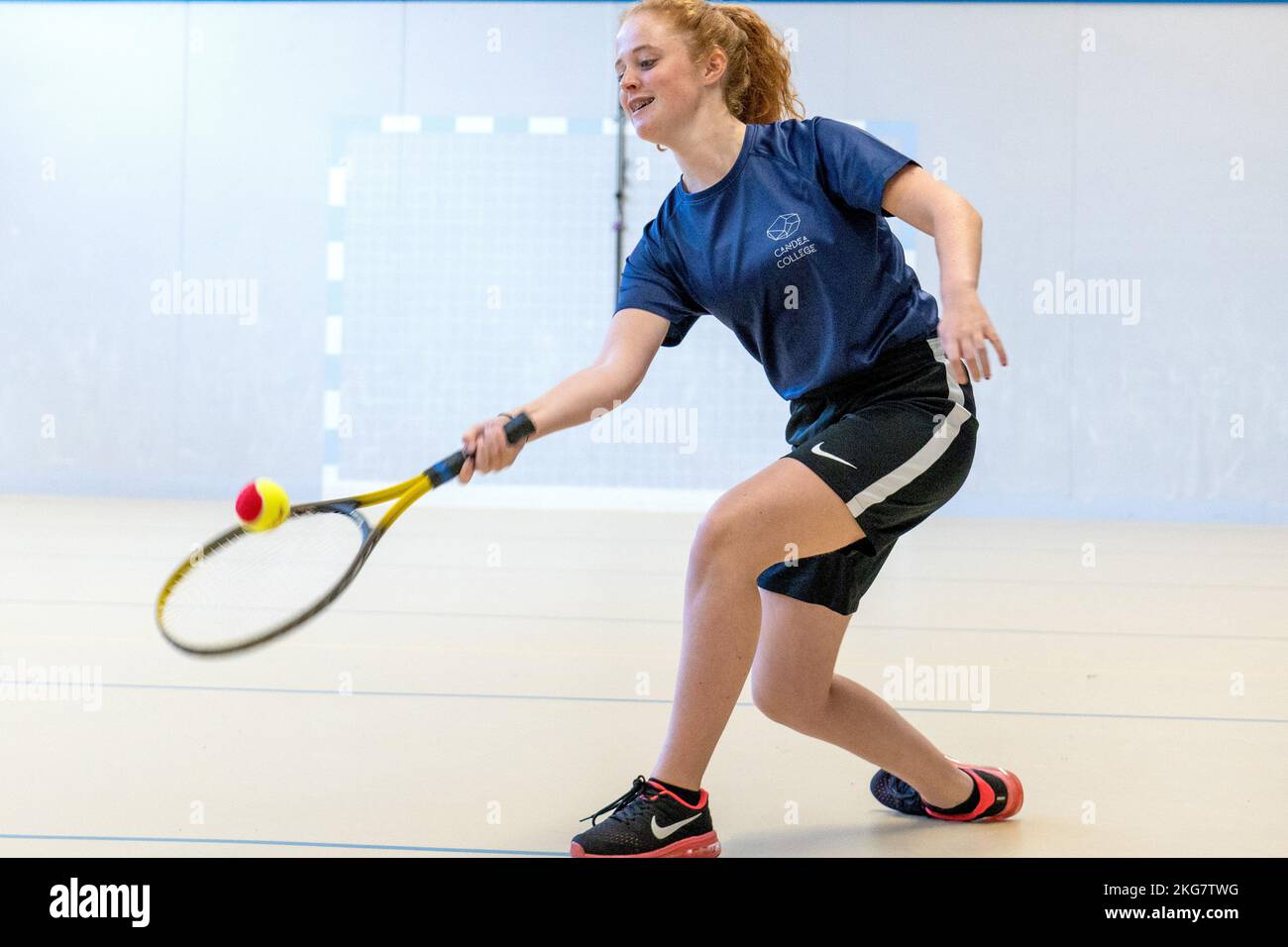 étudiant de l'enseignement secondaire dans la salle de gymnastique jouant au tennis. pays-bas. fotografie vvbvanbree Banque D'Images