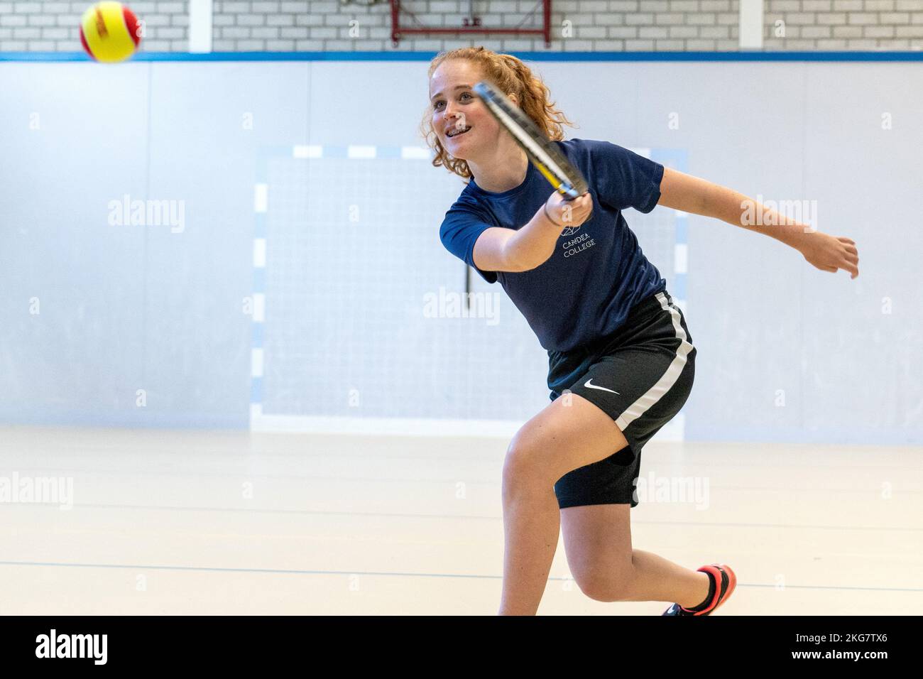 étudiant de l'enseignement secondaire dans la salle de gymnastique jouant au tennis. pays-bas. fotografie vvbvanbree Banque D'Images