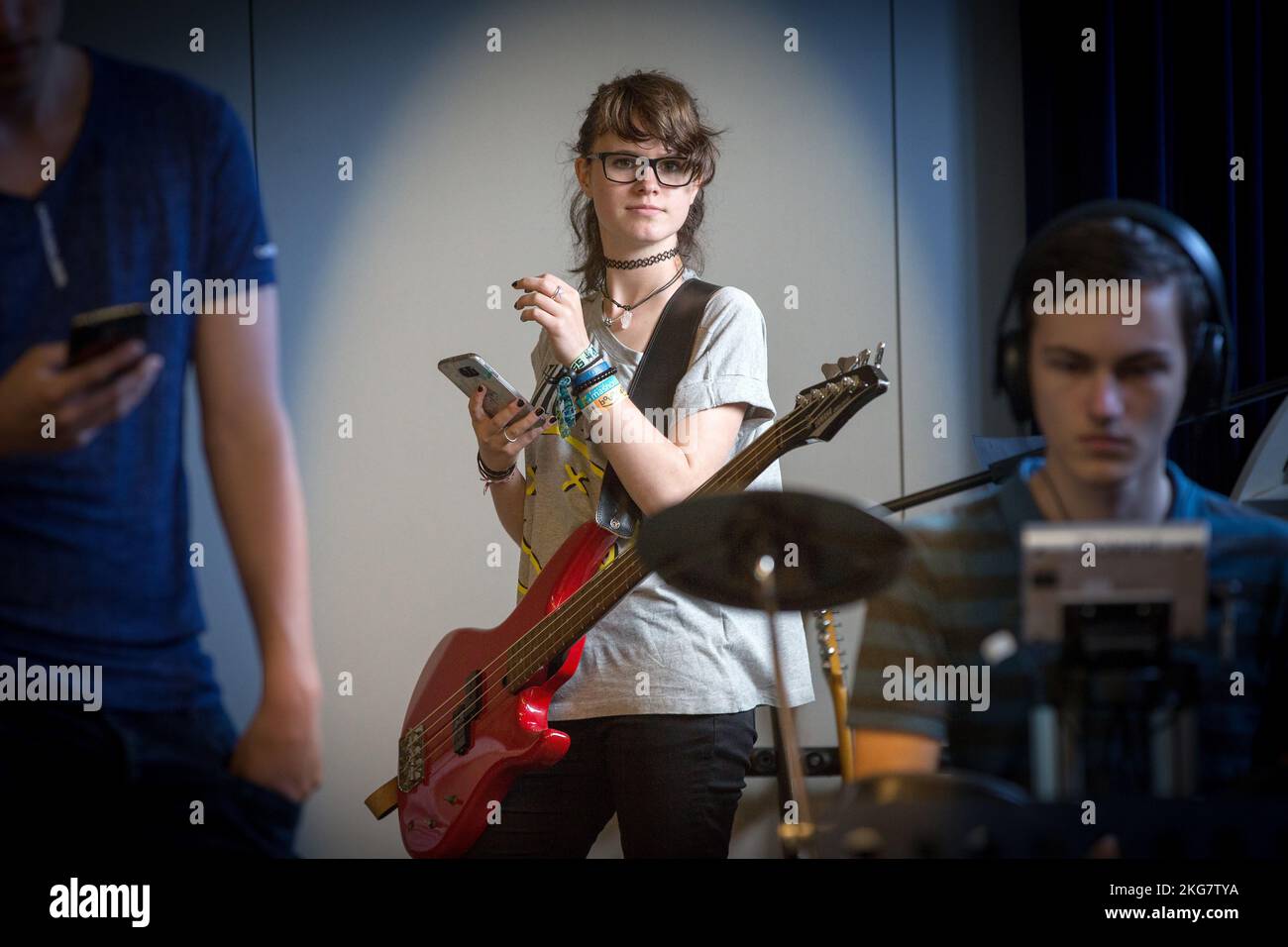 une étudiante d'une école secondaire joue sa guitare pendant une leçon de musique. pays-bas. vvbvanbree fotografie . Banque D'Images