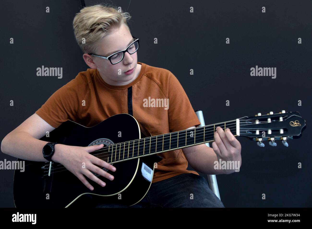 un étudiant d'une école secondaire joue sa guitare pendant une leçon de musique. pays-bas. vvbvanbree fotografie . Banque D'Images