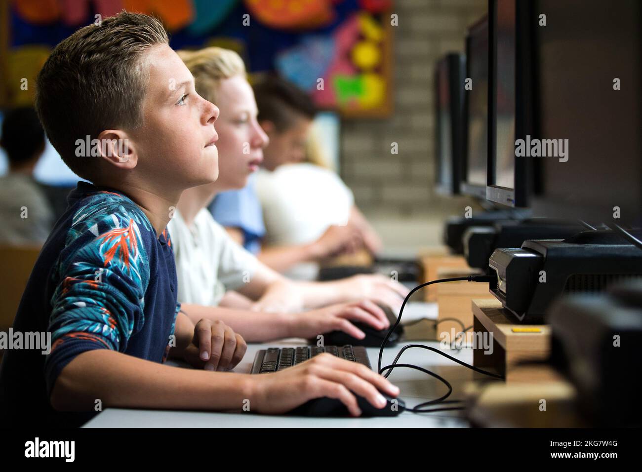 Les élèves d'une école secondaire travaillent avec l'ordinateur dans une salle de classe. Pays-Bas. fotografie vvbvanbree Banque D'Images