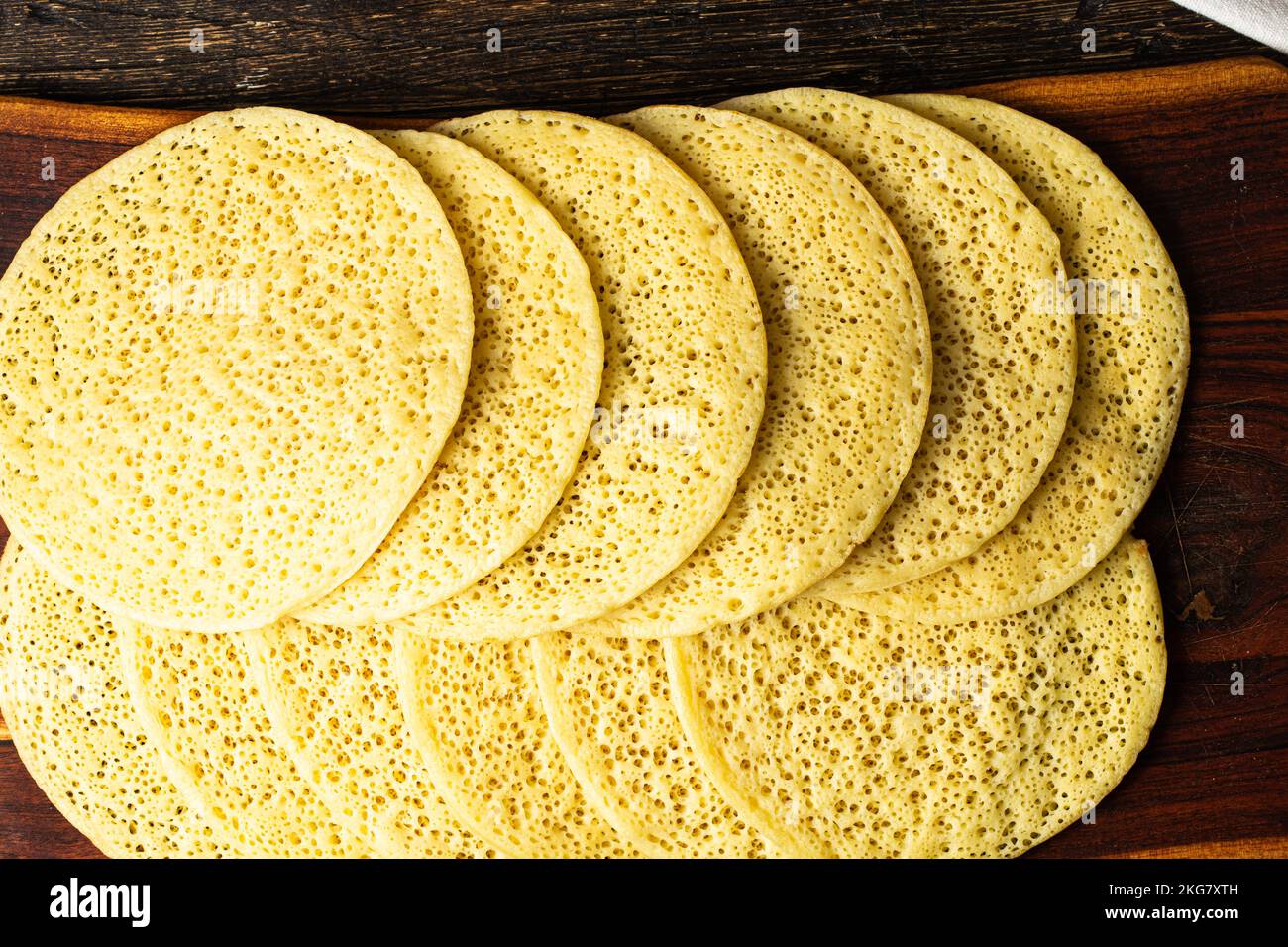 Vue de dessus d'une crêpe marocaine Baghrir, maison traditionnelle millétoque pour le Ramadan Banque D'Images Vue de dessus d'une crêpe marocaine Baghrir, maison traditionnelle millétoque pour le Ramadan Banque D'Images