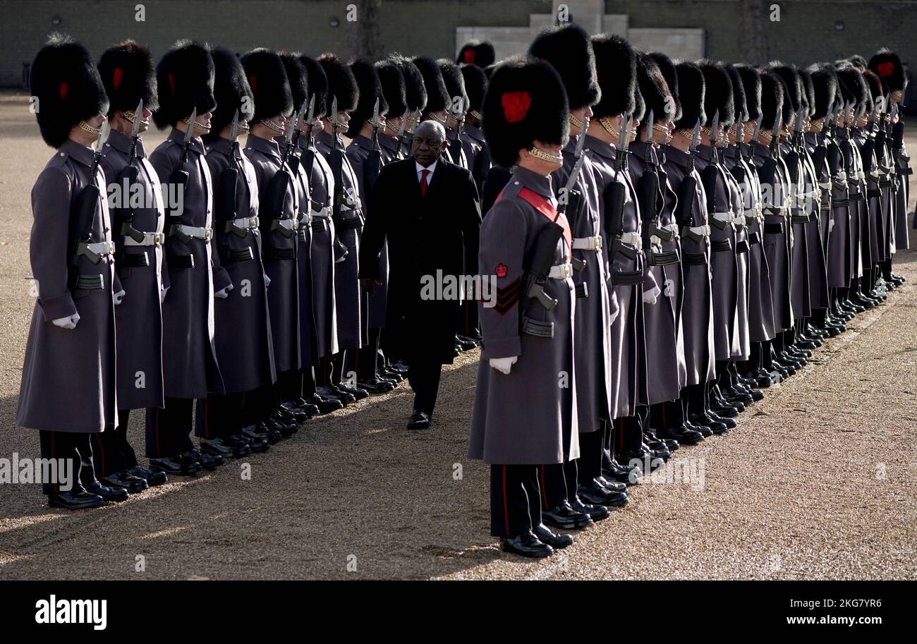 Le président Cyril Ramaphosa d'Afrique du Sud, marche avec le roi Charles III (non représenté) alors qu'ils inspectent une garde d'honneur lors de la cérémonie d'accueil de sa visite d'État au Royaume-Uni à Horse Guards Parade à Londres. Date de la photo: Mardi 22 novembre 2022. Banque D'Images