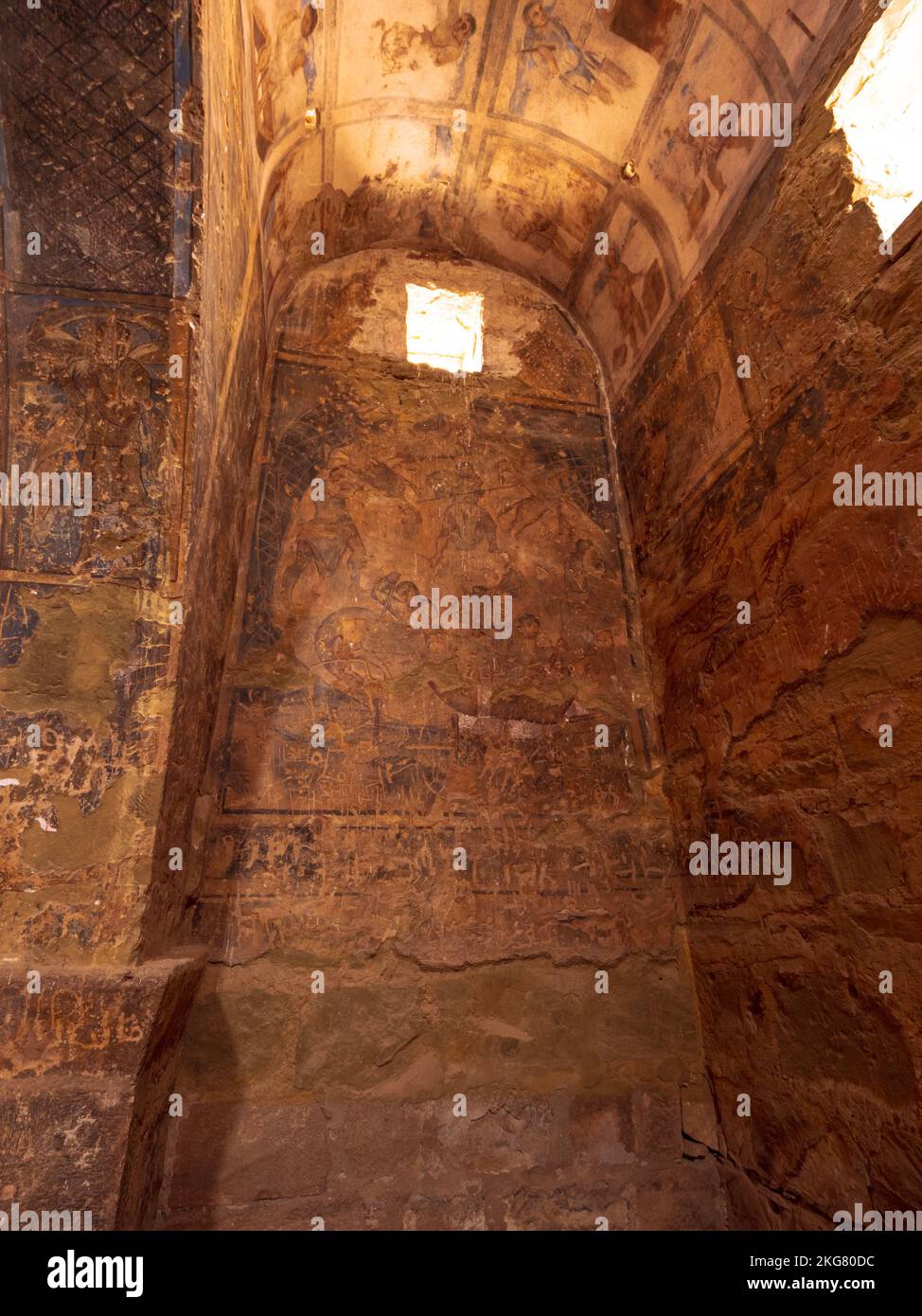 Les murs intérieurs du château de Qusayr Amra avec des fresques anciennes fascinantes des humains et des animaux Banque D'Images