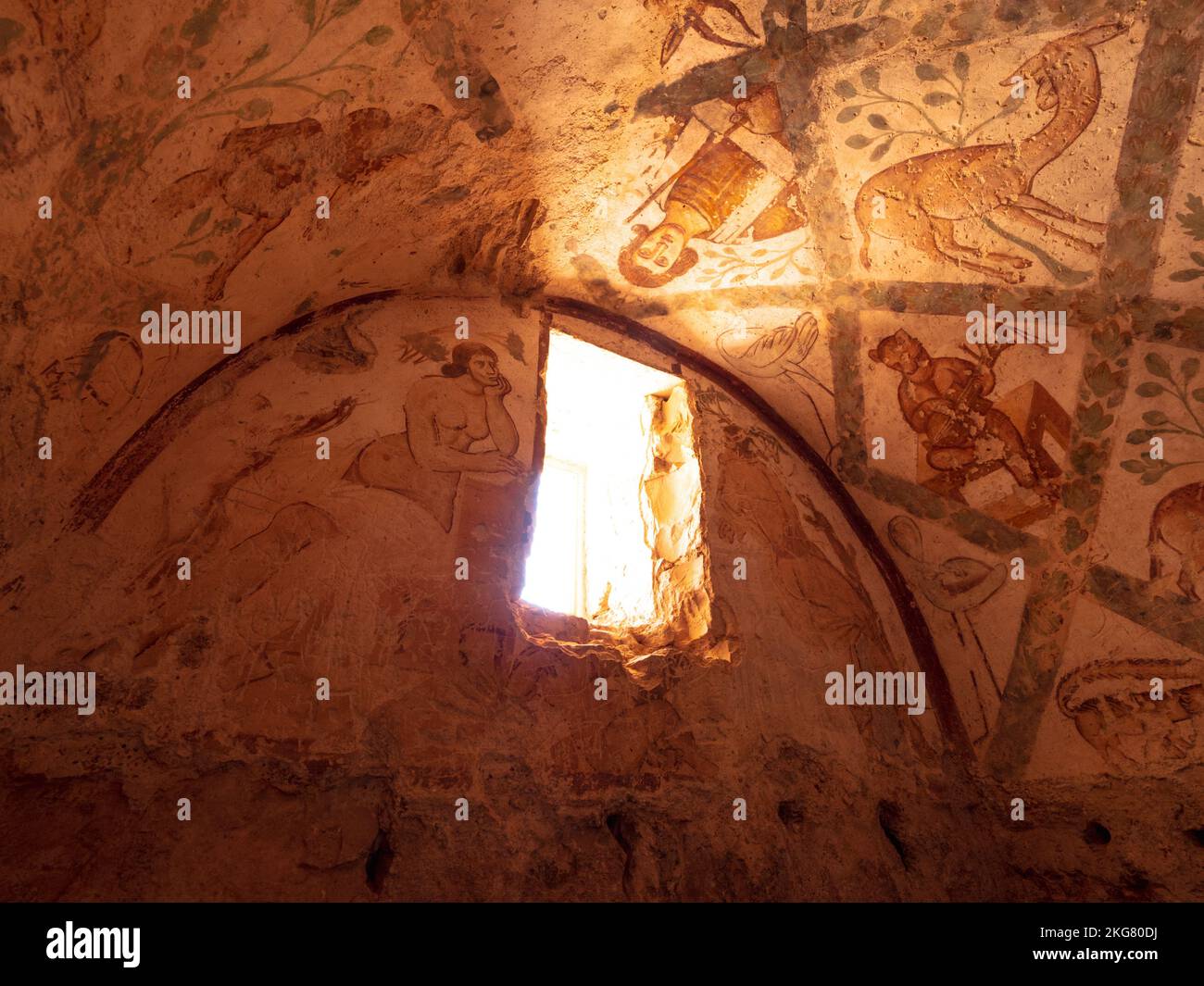 Le plafond de l'Amra de Qusayr avec des fresques anciennes fascinantes des animaux et des humains Banque D'Images